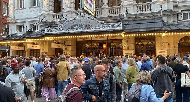 Зрители выходят из театра Ноэля Кауарда в Лондоне