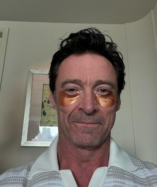 55-летний австралийский актёр 55 опубликовал в четверг селфи, на котором он балует себя, надев золотые маски под глаза, и подписал сообщение: «Вот так выглядит 55».