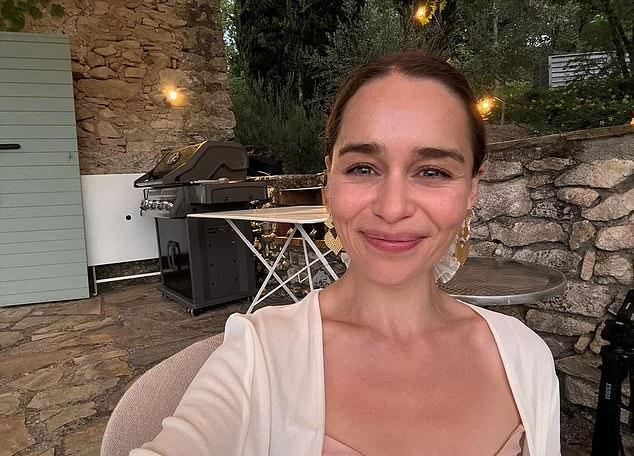 Эмилия Кларк наслаждается отдыхом во Франции и делится фотографиями с загадочным спутником