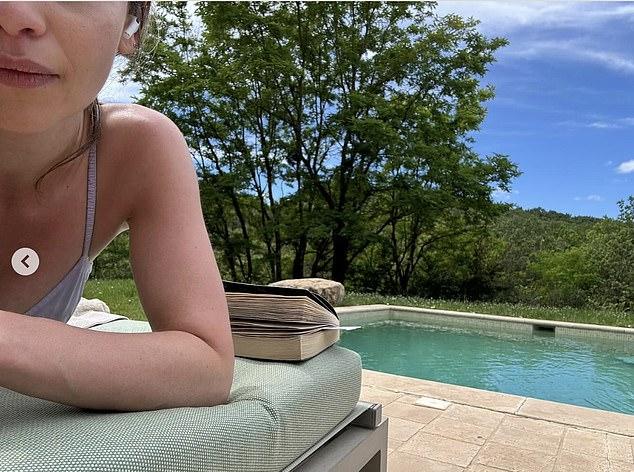 Эмилия на одном селфи выглядит так, будто находится далеко от суеты Лондона, расслабляясь у бассейна с книгой