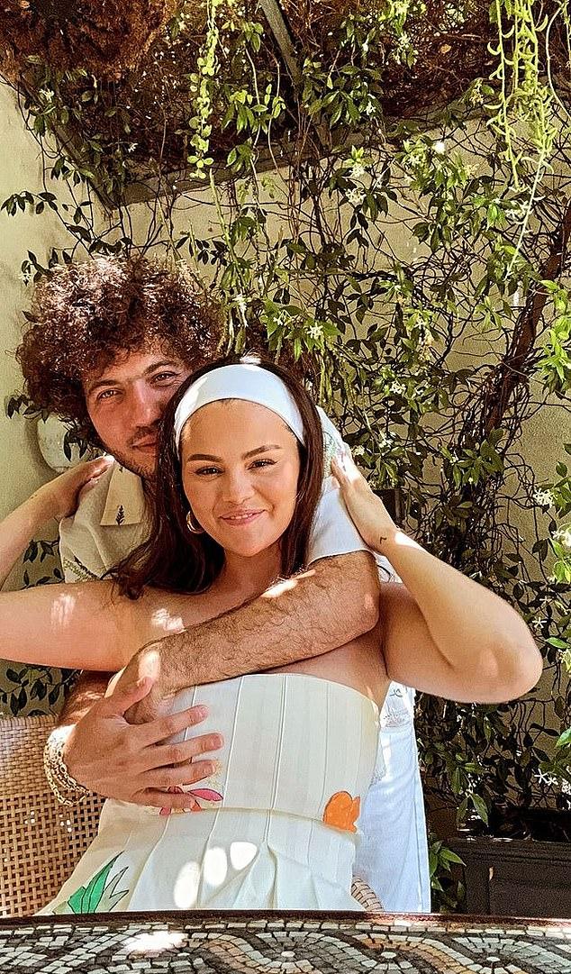 Селена Гомес и ее возлюбленный Бенни Бланко нежно обнимаются на новом снимке