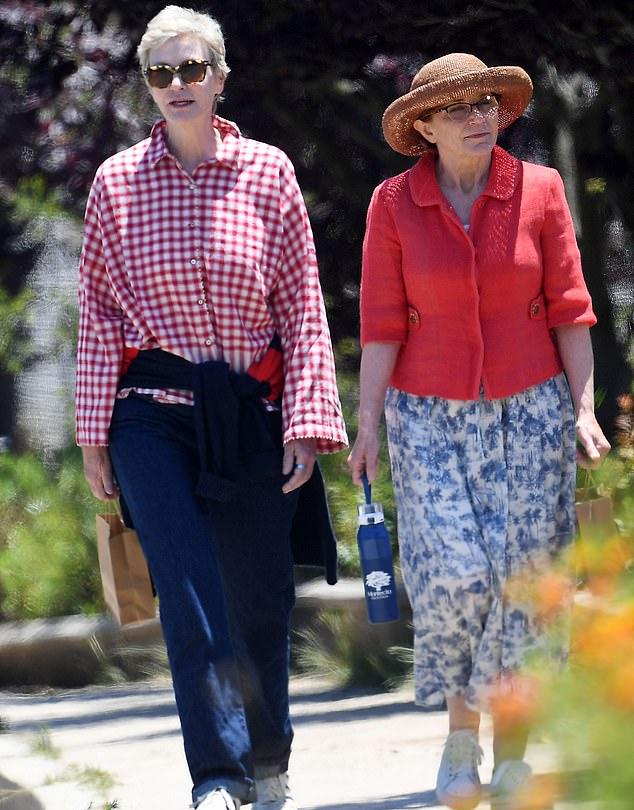 Джейн Линч с женой Дженнифер Шейн на параде в честь Дня Независимости