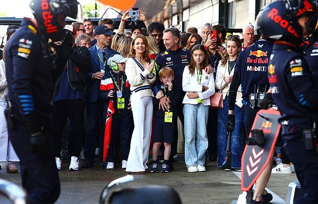 51-летняя Spice Girl и ее 50-летний муж, руководитель Red Bull Racing, выглядели как идеальная семья, позируя с детьми на мероприятии.