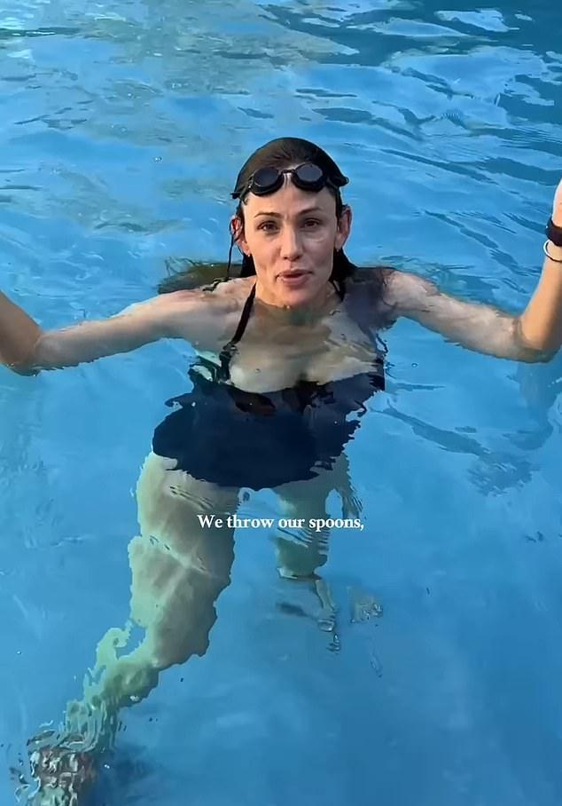 Дженнифер Гарнер поделилась весёлой игрой в бассейне