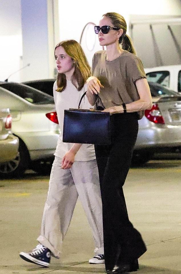 Анжелина Джоли и ее 15-летняя дочь Вивьен были замечены на прогулке в Лос-Анджелесе