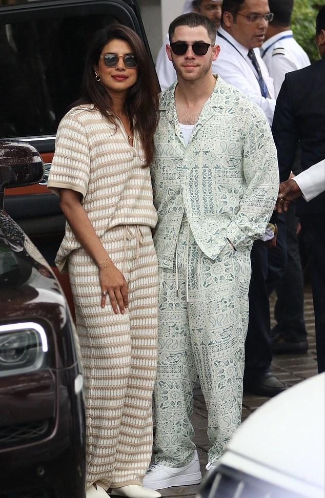 Приянка Чопра и Ник Джонас прибыли в Мумбаи на роскошную свадьбу друга