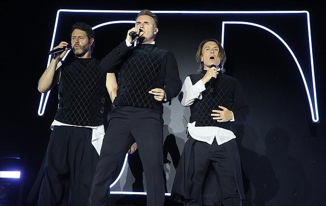 В ходе своего редкого появления Take That выступили на сцене в Болонье, Италия, в четверг вечером, и дали незабываемое представление в ходе своего европейского тура «This Life» (на фото слева направо: Ховард, Гари и Марк)