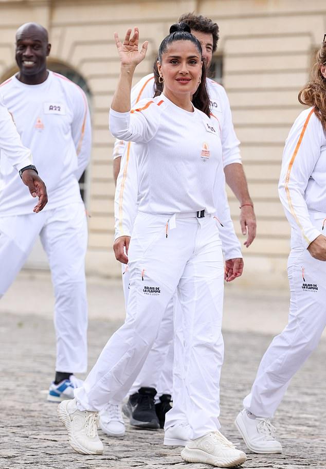 Сальма Хайек с радостью приветствовала поклонников во время эстафеты олимпийского огня в Версале