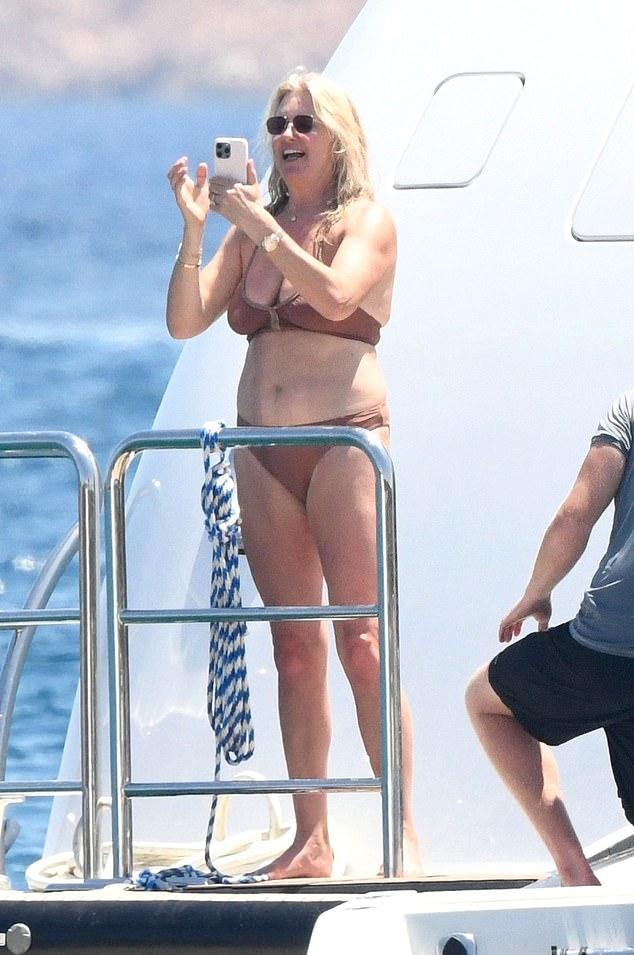 Пенни Ланкастер выглядела потрясающе, наслаждаясь солнцем со своим мужем Родом Стюартом во время путешествия на 50-миллионной яхте у берегов Сардинии в четверг