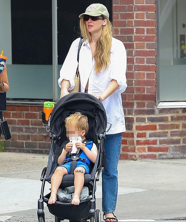 Дженнифер Лоуренс на прогулке с сыном в Нью-Йорке