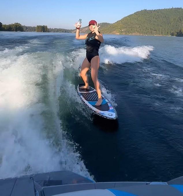 "Впервые занимаюсь водным серфингом", - написала она под видео. "А что вы не умеете?", - спросил поклонник