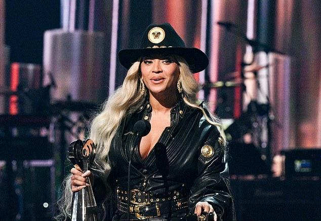 На вручении премии iHeartRadio Music Awards 2024 в апреле (см. выше) она получила награду Innovator Award и отреагировала на получаемую ею обратную реакцию