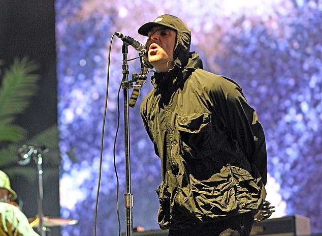 Лиам Галлахер посвятил песню Oasis Half The World Away своему отчужденному брату Ноэлю во время своего выступления на фестивале в Рединге.