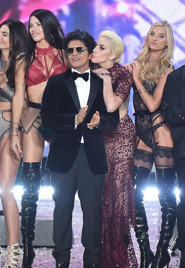 Впервые дуэт выступил вместе восемь лет назад на показе Victoria's Secret Fashion Show в Париже (Франция) в ноябре 2016 года.