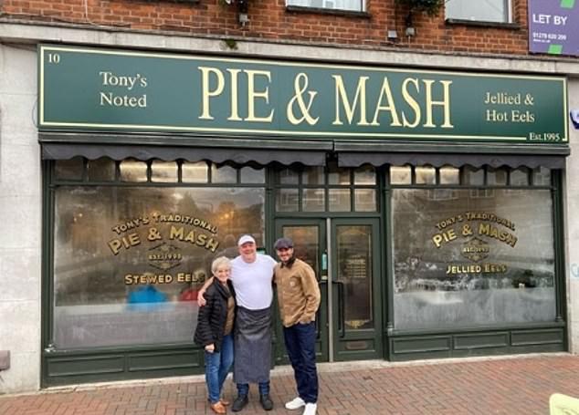 Бывший футболист - завсегдатай кафе Tony's Pie & Mash в Waltham Abbey, расположенном недалеко от его родного города Лейтонстоун (на фото с мамой Сандрой в прошлом году)