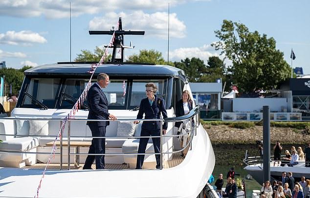 Принцесса Анна беседует с теми, кто на борту яхты в Саутгемптоне.