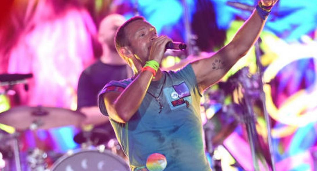 Крис Мартин из группы Coldplay выступает на четвёртом дне фестиваля Glastonbury 2024 на ферме Уорти, Пилтон, 29 июня 2024 г., Гластонбери, Англия.