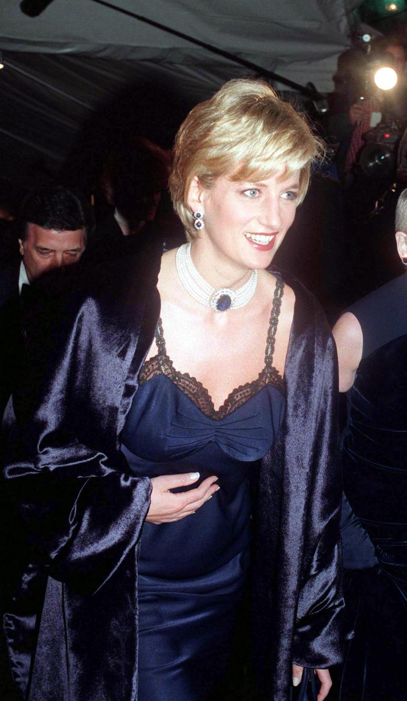 Принцесса Диана на балу Института костюма Met Gala в 1996 году.