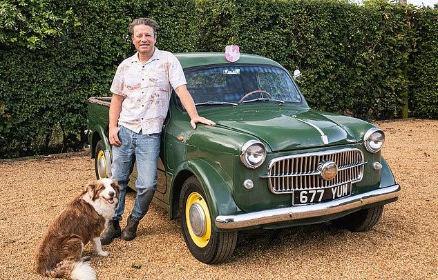 Джейми Оливер позирует со своим FIAT 1100/103 серии 1955 года, номерной знак которого соответствует 677 YUM