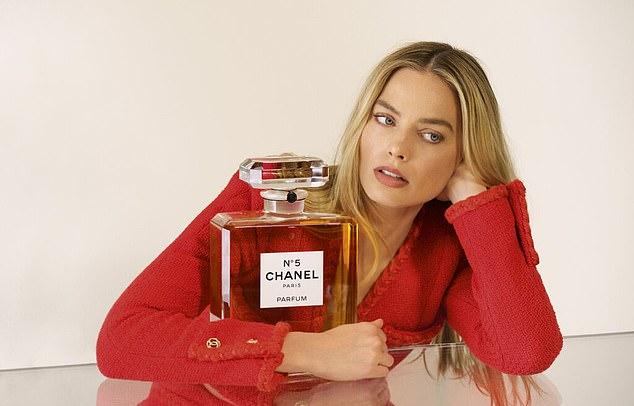 Марго стала новым лицом легендарных духов Chanel N°5 от французского Дома Моды.