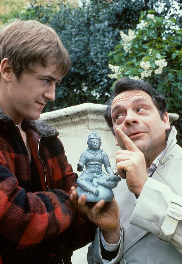 Дэвид (справа) наиболее известен ролью Дерека "Del Boy" Троттера в сериале "Только дураки и лошади"