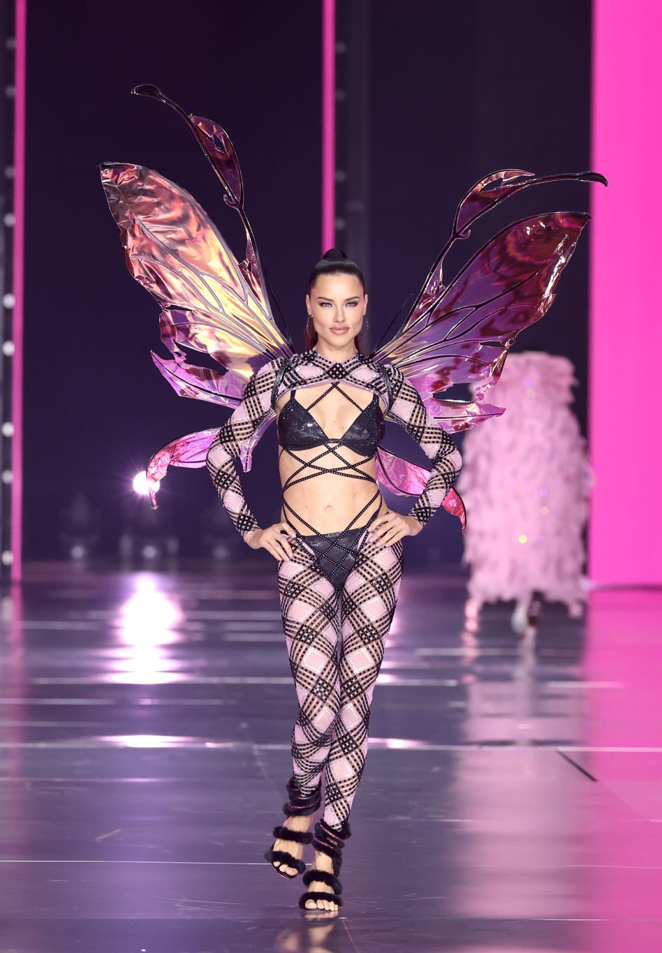 Адриана Лима на подиуме Victoria's Secret 2024