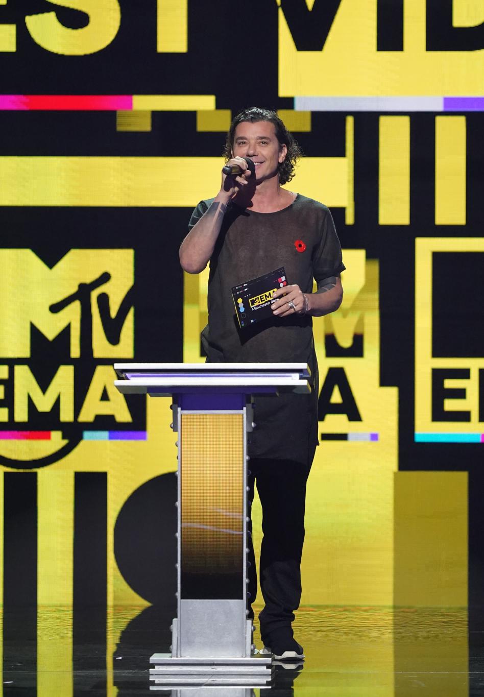 Гэвин Россдейл вручает награду на MTV EMAs 2024 года