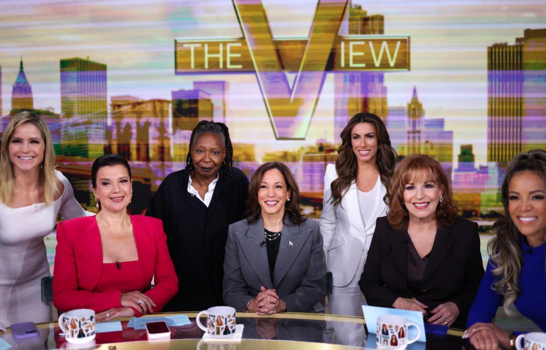 Вупи Голдберг и ее соведущие "The View" с Камалой Харрис в октябре 2024 года.