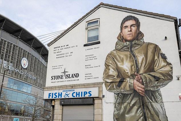 На стене Maine Road Chippy на Эштон Нью-Роуд в Манчестере появилось изображение Лиама Галлахера в огромной парке, и все в сети говорят об одном и том же