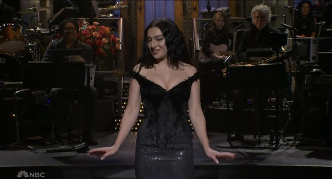 Чарли XCX упомянула журналистку Андреа Пайзер в монологе на SNL