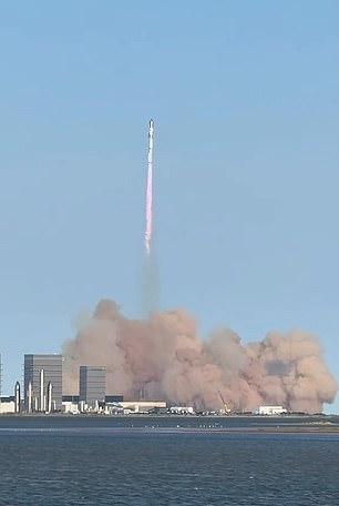 Она перевернула камеру и показала запуск SpaceX, улетающего в небо над Техасом