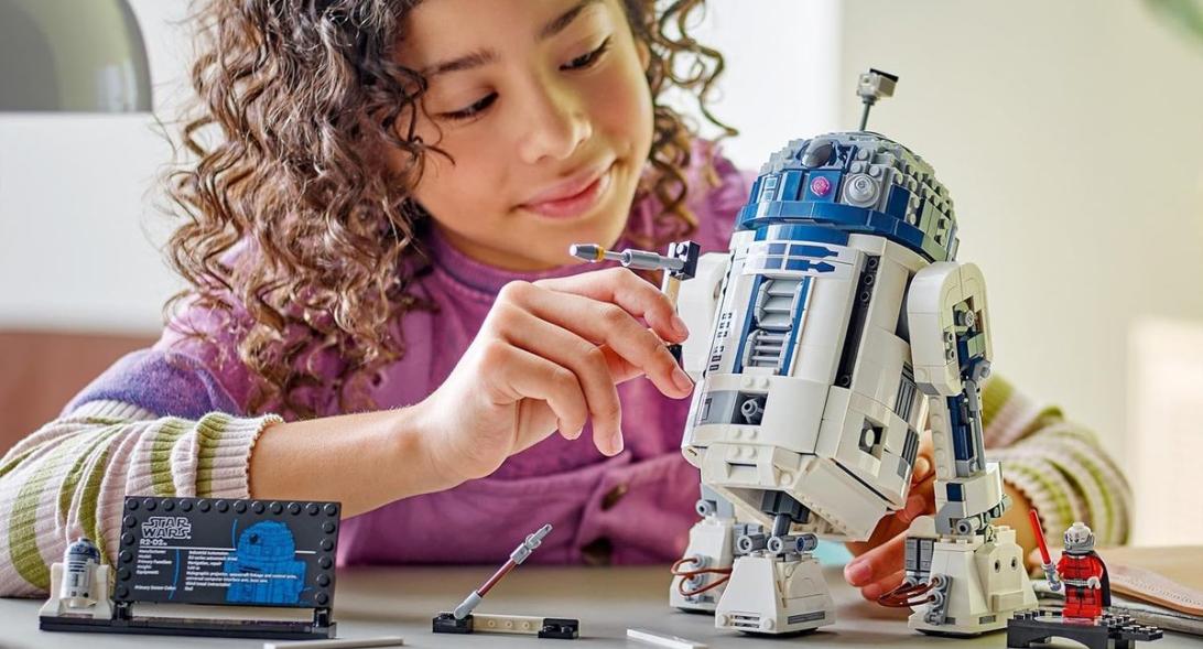 Девочка играет с набором Lego R2-D2