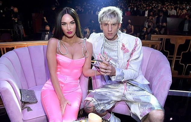 Machine Gun Kelly впервые прокомментировал новость о беременности Меган Фокс после её эффектного появления в прозрачном платье