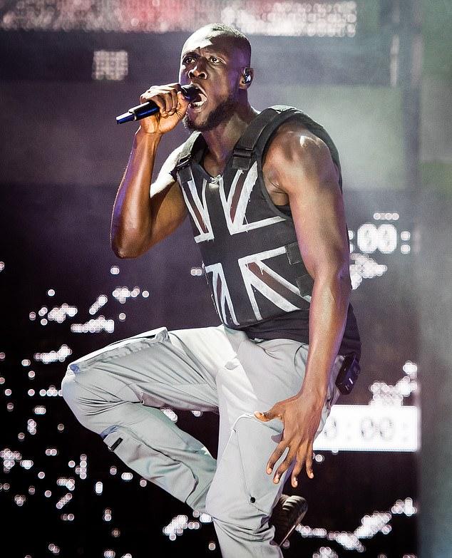 Stormzy сказал, что Бейонсе вдохновила его на создание «сверхчеловеческих» сценических представлений (изображено на Glastonbury).