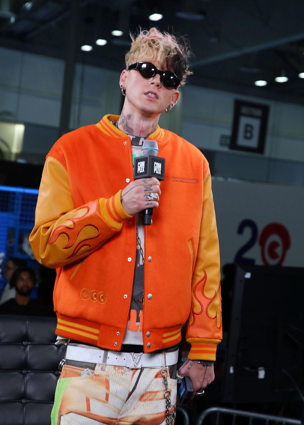 Machine Gun Kelly в оранжевом