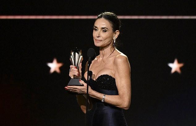 В пятницу вечером Мур выиграла награду "Critics Choice Awards" за лучшую женскую роль и "Золотой глобус" за свою игру. "Это очень весело", - сказал Лоу о недавнем успехе Мур. "Она действительно заслуживает этого. Она уникальное явление: и прекрасная актриса, и настоящая звезда"