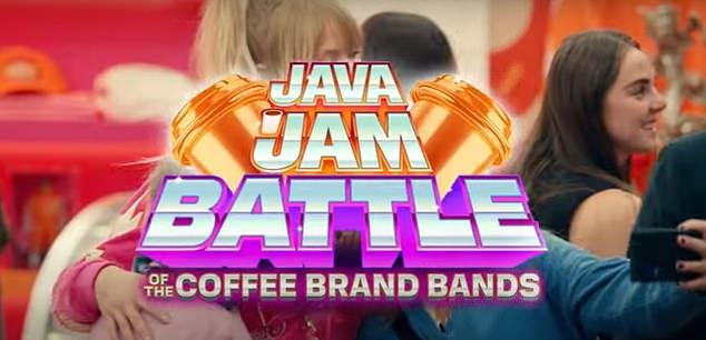 Затем их можно увидеть в "Java Jam: битва брендов кофейных групп", где Бен раздает автографы на стенде Dunkin