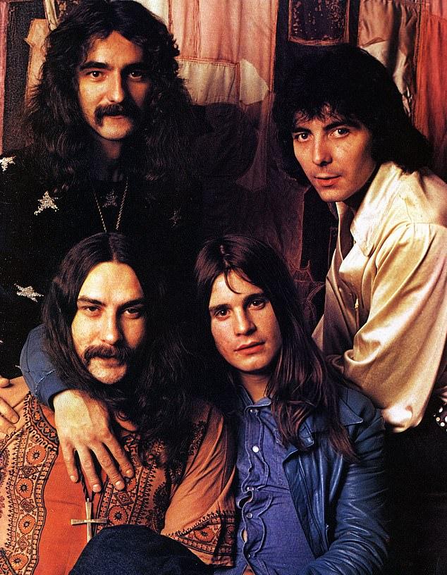 Black Sabbath на снимке 1970-х годов - Слева направо: (сзади) Гизер Батлер, Тони Айомми, (спереди) Билл Уорд, Оззи Осборн - поза, групповой снимок