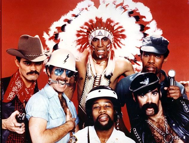 The Village People сосредоточились на двух самых престижных музыкальных наградах Америки: включение в Зал славы рок-н-ролла и медаль центра Кеннеди; изображено в 1978 году