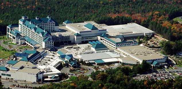 На снимке панорамный вид на казино-курорт Foxwoods, открытое в феврале 1992 года.